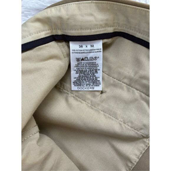 Dockers D4 SZ 36x32 Relaxed Fit Pleated Tan Khaki Pants - Picture 6 of 10